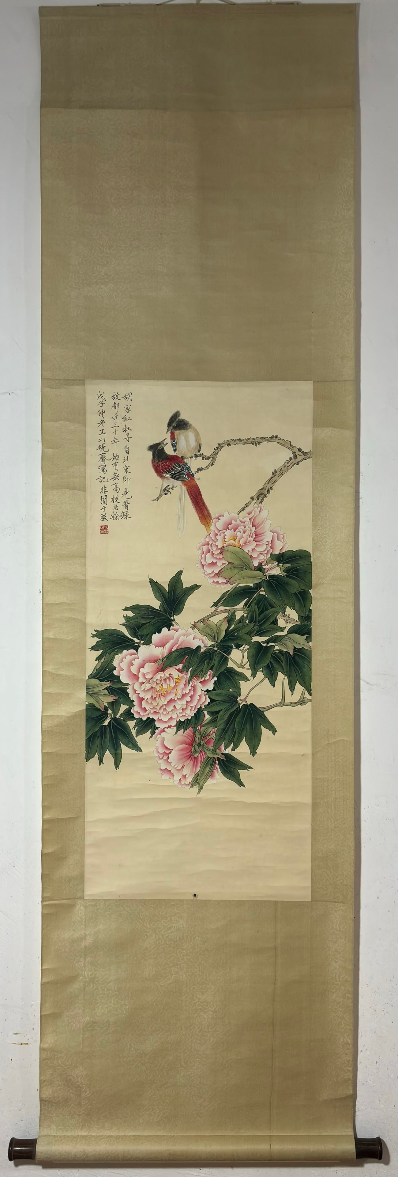 A Chinese Vertical Scroll Ink Painting of Flower and Bird on Paper: A Chinese Vertical Scroll Ink Painting of Flower and Bird on Paper Yu feian Without frame Size:36.2inx15.7in于非闇花鸟图 纸本立轴Without