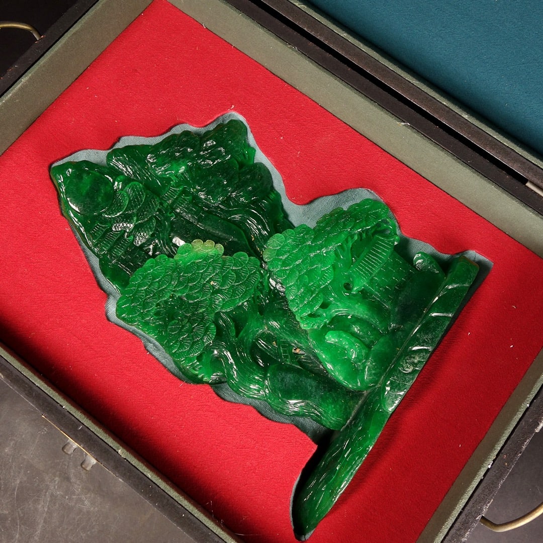 An Exquisite Jadeite Rockery Ornament: An Exquisite Jadeite Rockery Ornament Qing Dynasty, China Size:5.9inx6.7in Weight:2604g Size:10.6inx7.1in Weight:1715g翡翠山子摆件 中国清代 