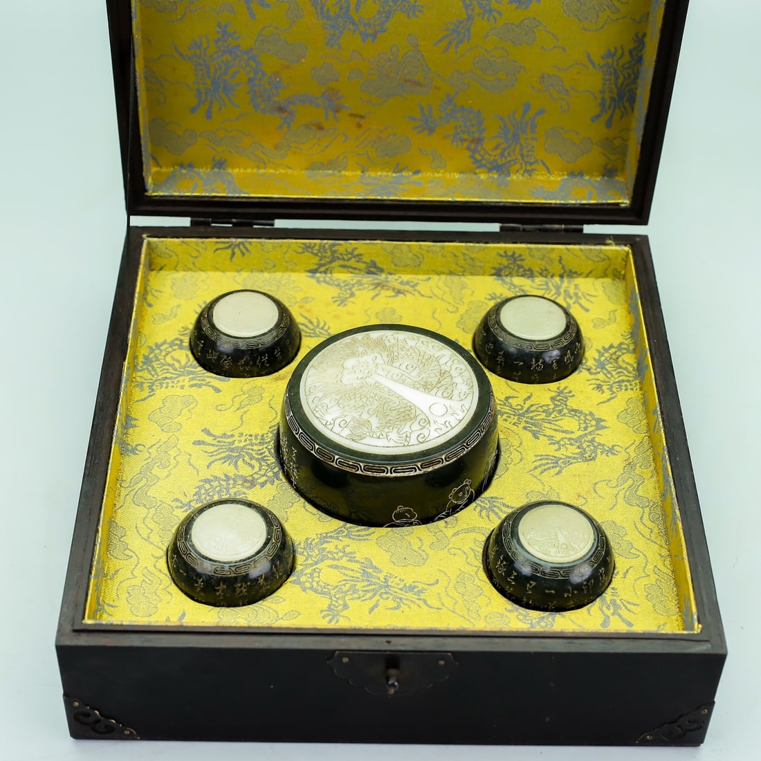 A Set of Fine Jasper Inlaid White Jade Dragon Pattern Ornament: A Set of Fine Jasper Inlaid White Jade Dragon Pattern Ornament Qing Dynasty, China Size:3inx3.7in Size:1.6inx2in Weight:1430g Size:10.6inx10.6in
