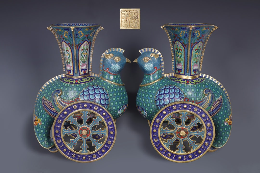 A Pair of Exquisite Cloisonne Bird-Shaped Censer: A Pair of Exquisite Cloisonne Bird-Shaped Censer Qing Dynasty, China Qianlong Four-character Mark Size:13inx9.8in Weight:7.6kg景泰蓝天鸡尊一对