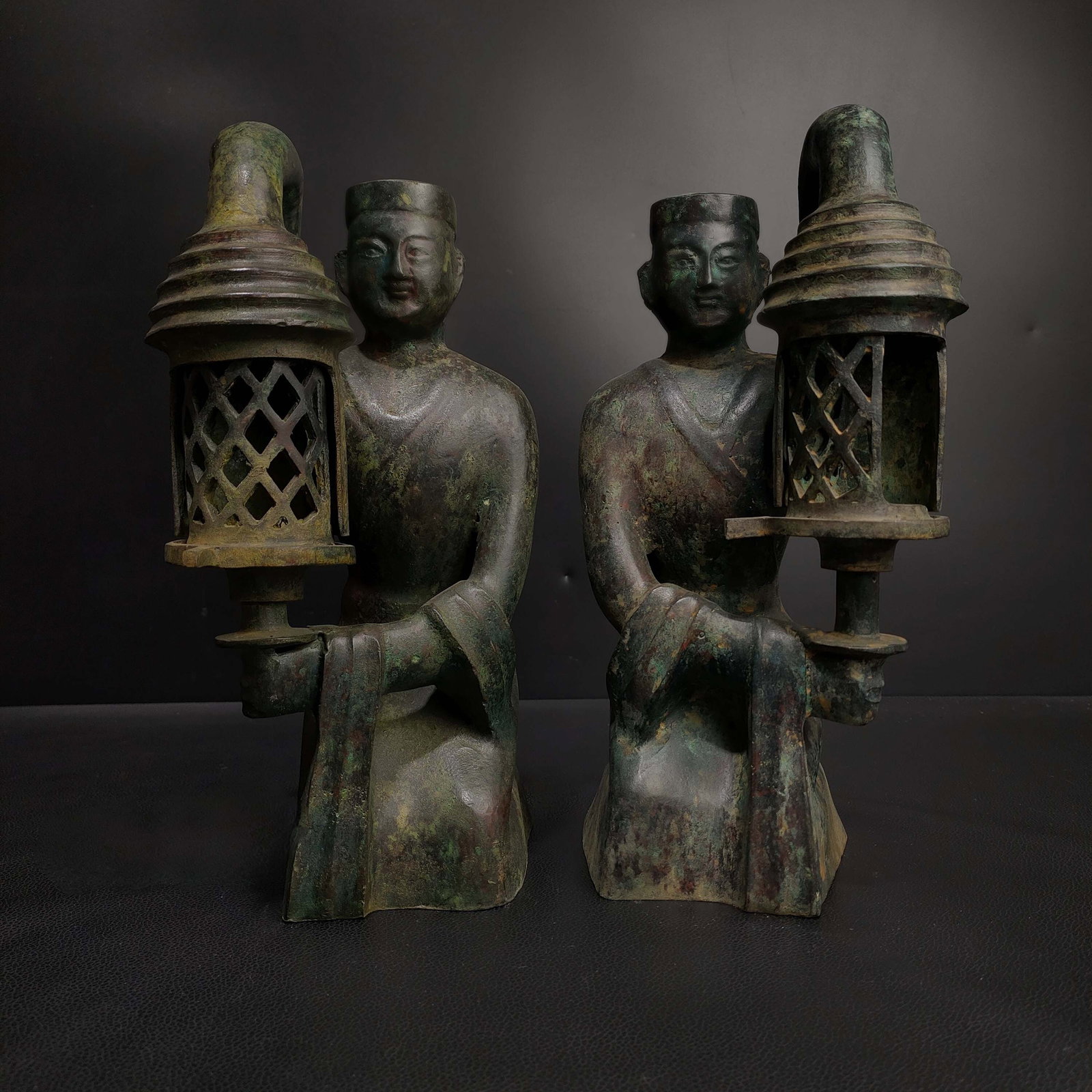 A Pair of Exquisite Bronze Figure -Shaped Palace Lantern: A Pair of Exquisite Bronze Figure -Shaped Palace Lantern Han Dynasty, China Size:11.4inx5.1in Weight:5.5kg青铜宫灯 中国汉代 Size:29cmx13cm Weight:5.5kg