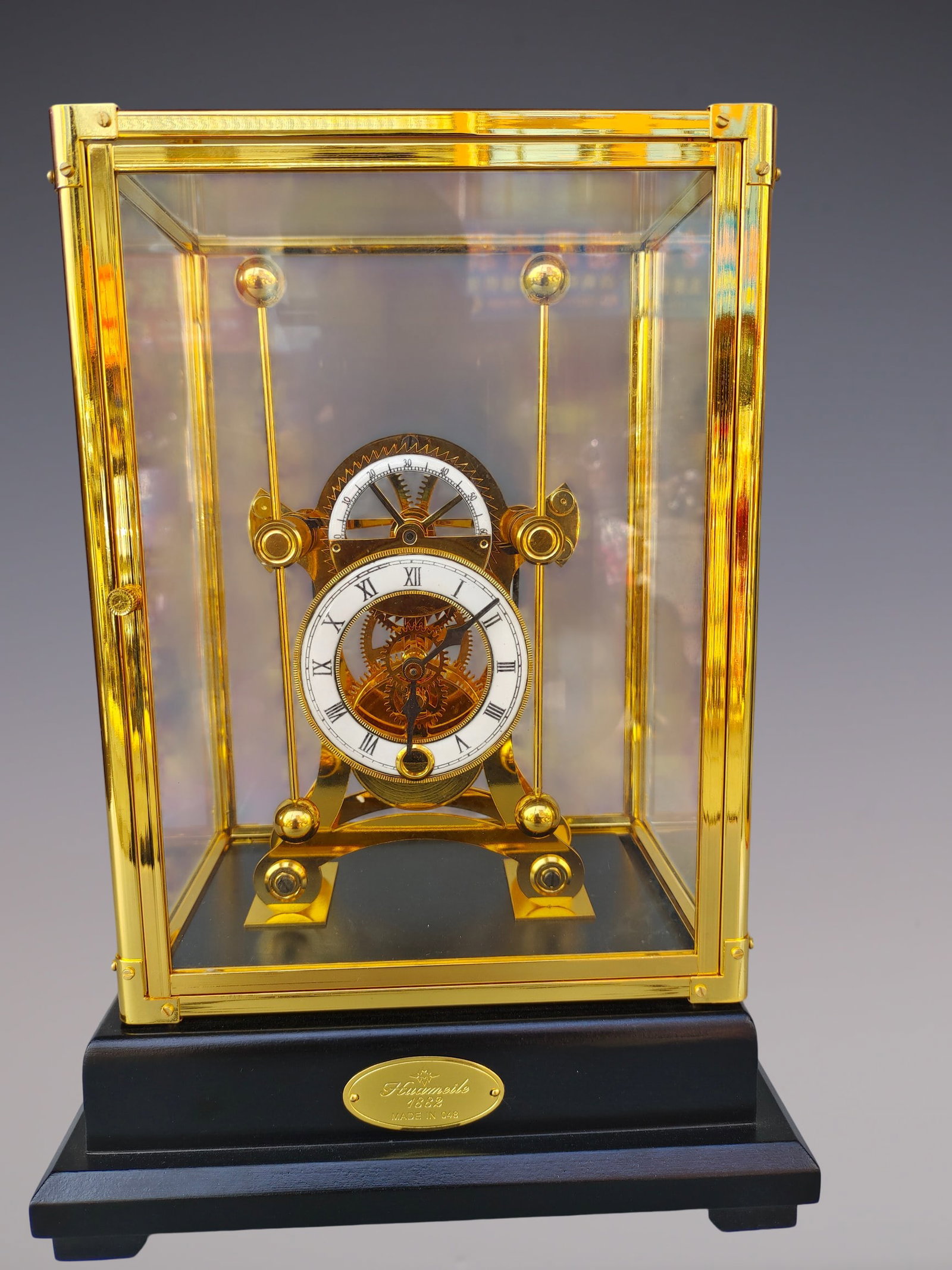 An Exquisite Gilt Bronze Clock: An Exquisite Gilt Bronze Clock Size:9.8inx7.9inx13in铜鎏金钟表 Size:25cmx20cmx33cm