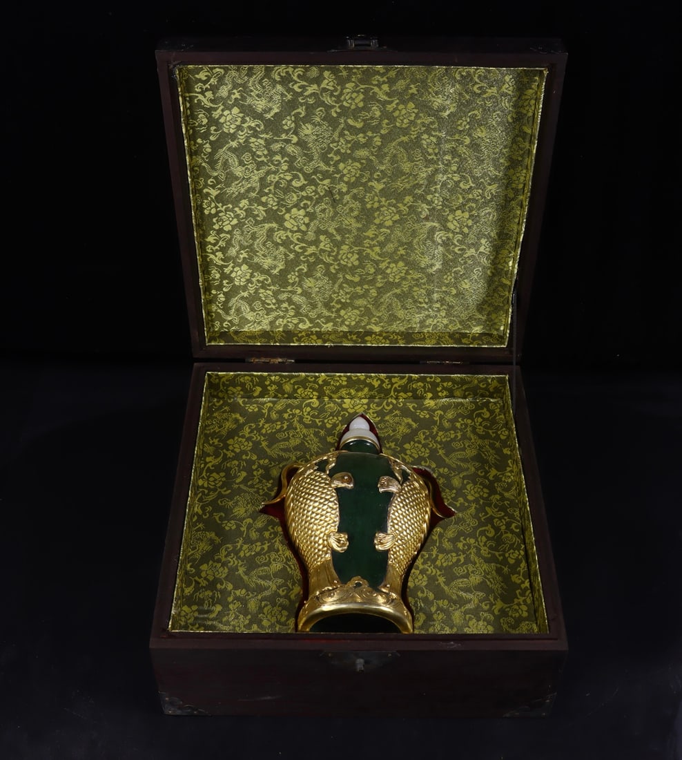 An Exquisite Jasper Cover with Gold Dragon Pattern Vase: An Exquisite Jasper Cover with Gold Dragon Pattern Vase Qing Dynasty, China Size:8.7inx5.7inx3.3in Weight:1123g碧玉包金镶嵌龙鱼瓶 中国