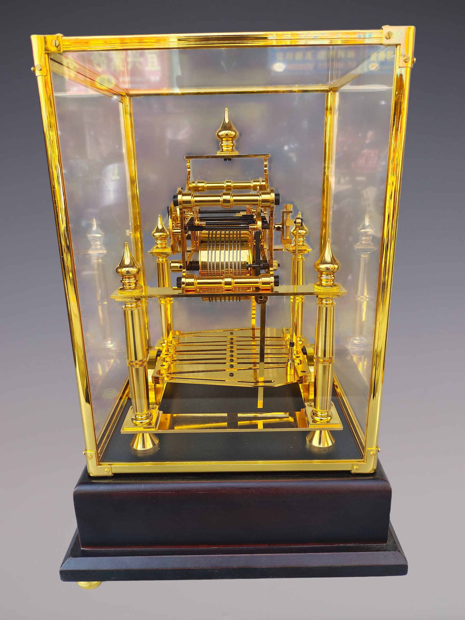 An Exquisite Gilt Bronze Clock - 7