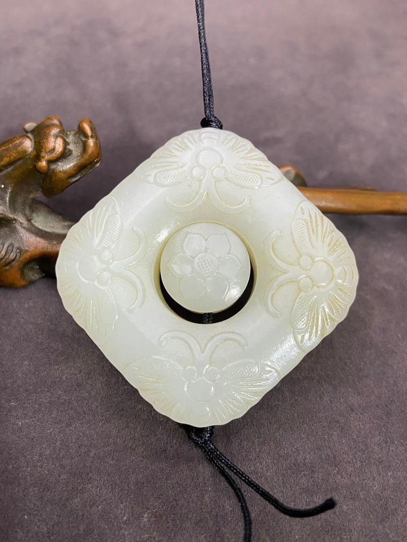 An Exquisite White Jade Flower and Butterfly Pattern Pendant: An Exquisite White Jade Flower and Butterfly Pattern Pendant Qing Dynasty, China Size:45.4mmx45.4mmx12.5mm Weight:62g白玉蝴蝶梅花玉佩挂件