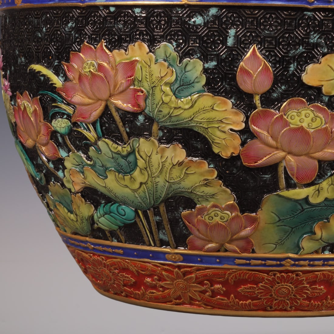 An Exquisite Enamel Lotus Pattern Flower Pattern Vat - 3