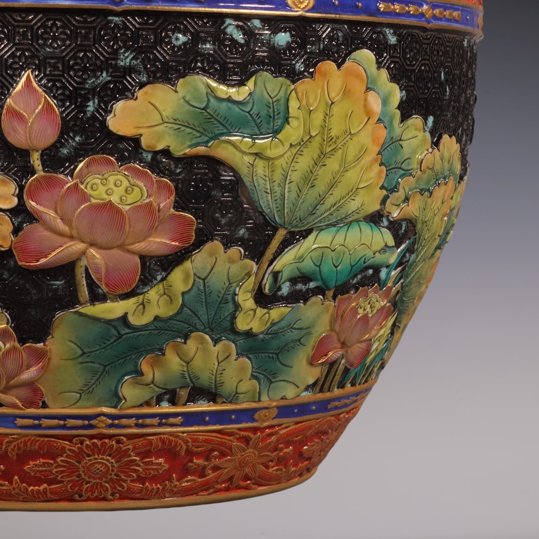 An Exquisite Enamel Lotus Pattern Flower Pattern Vat - 4