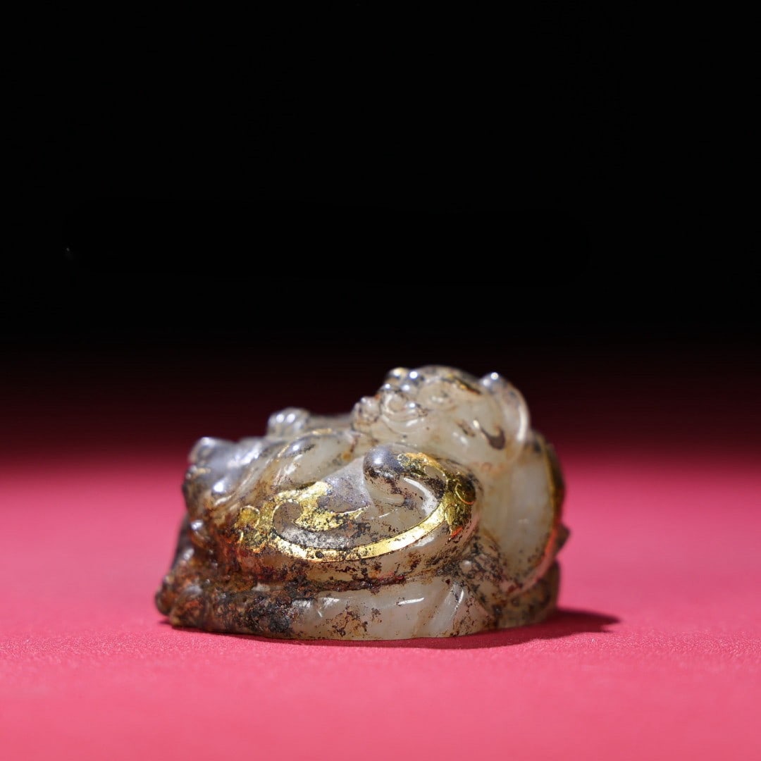 An Exquisite White Jade Inlaid Gold and Silver Tiger Paper Weight: An Exquisite White Jade Inlaid Gold and Silver Tiger Paper Weight Han Dynasty, China Size:2inx1.3inx1.9in Weight:111g白玉错金银虎噬猪镇纸