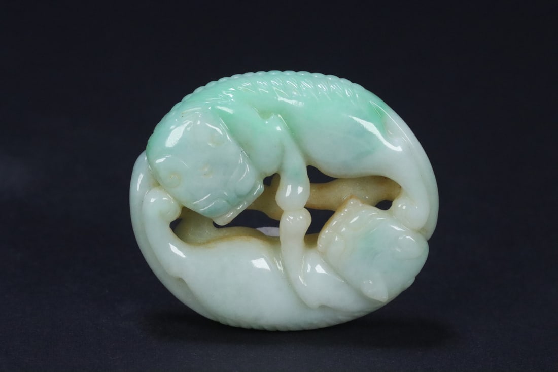 An Exquisite Jadeite Auspicious Beast Hand Piece: An Exquisite Jadeite Auspicious Beast Hand Piece Qing Dynasty, China Size:2.2inx1.9inx0.5in Weight:64g翡翠双獾把件 中国清代