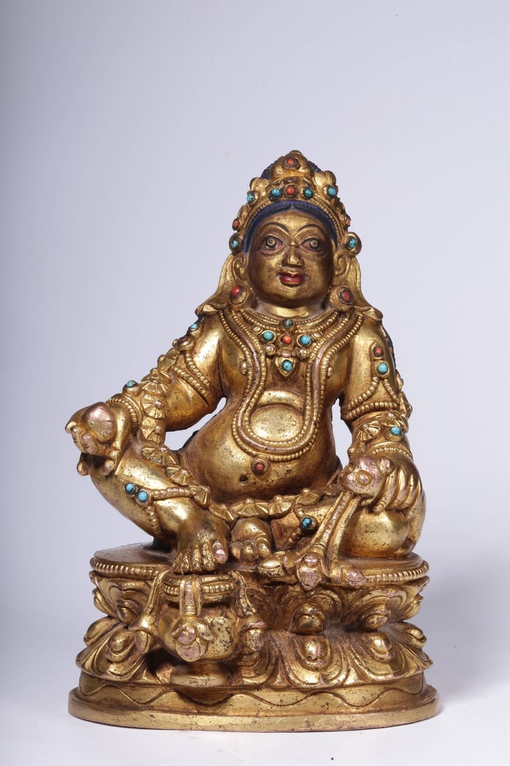 An Exquisite Gilt Bronze Inlaid Gems Statue of Mammon: An Exquisite Gilt Bronze Inlaid Gems Statue of Mammon Qing Dynasty, China Size:6.1inx4.1inx3.5in Weight:1237g铜鎏金嵌宝黄财神坐像