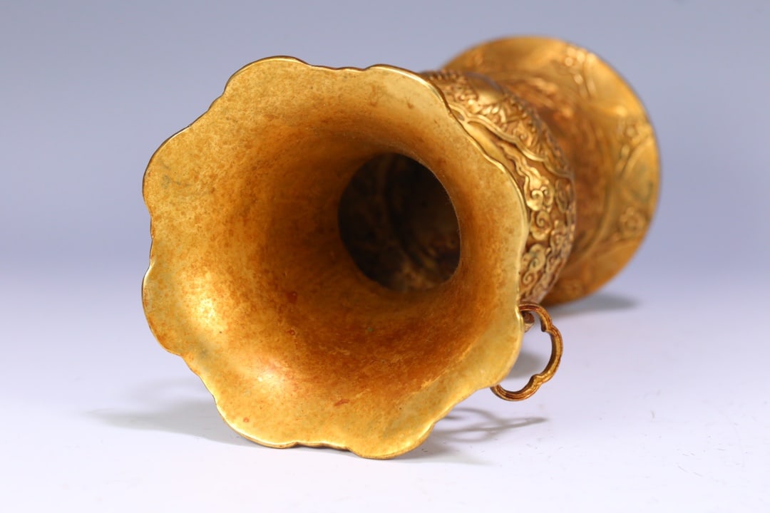 An Exquisite Gilt Bronze Auspicious Cloud Pattern Crane Pattern Double-Ears Vase - 7