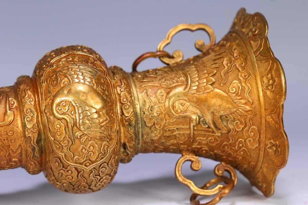 An Exquisite Gilt Bronze Auspicious Cloud Pattern Crane Pattern Double-Ears Vase - 8