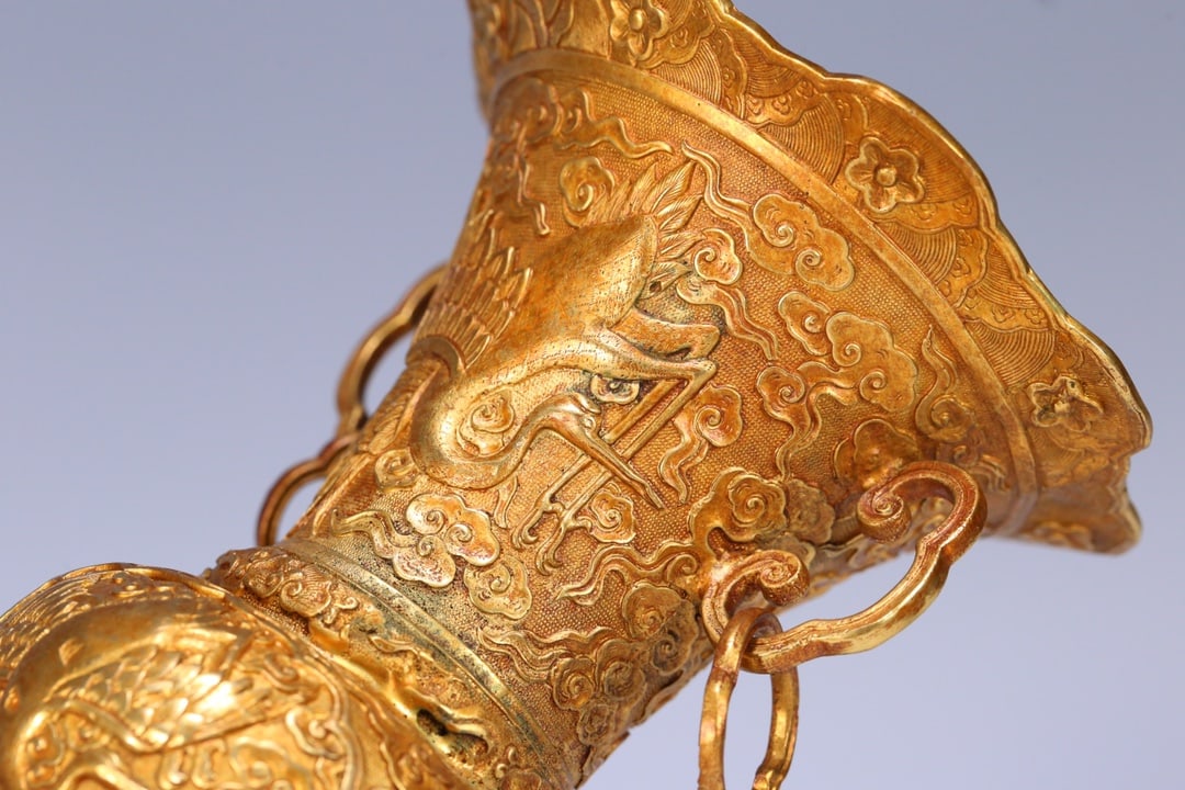 An Exquisite Gilt Bronze Auspicious Cloud Pattern Crane Pattern Double-Ears Vase - 9