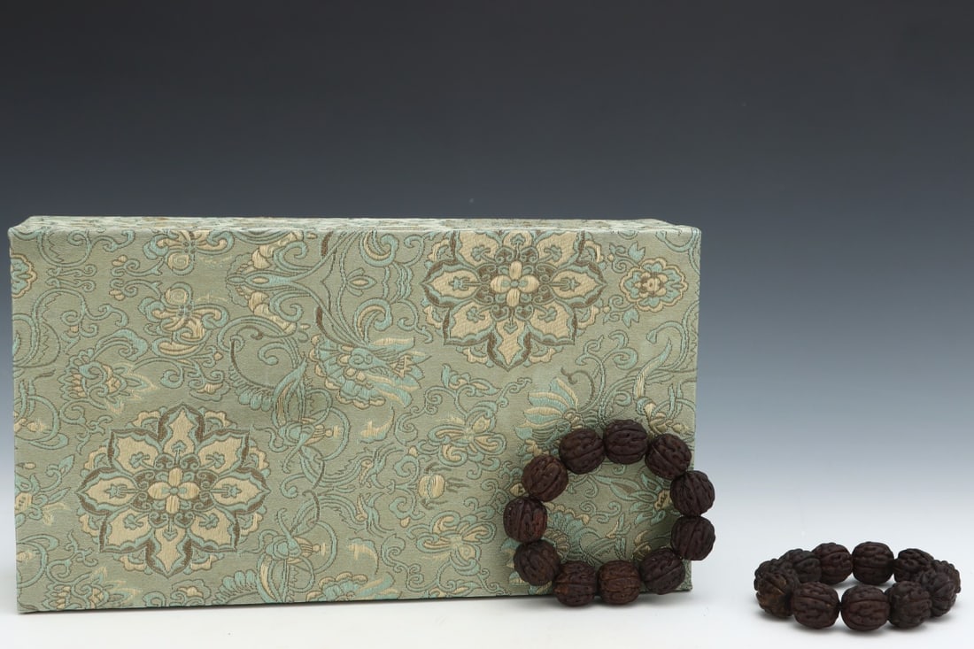 An Exquisite Eaglewood Bracelets - 2