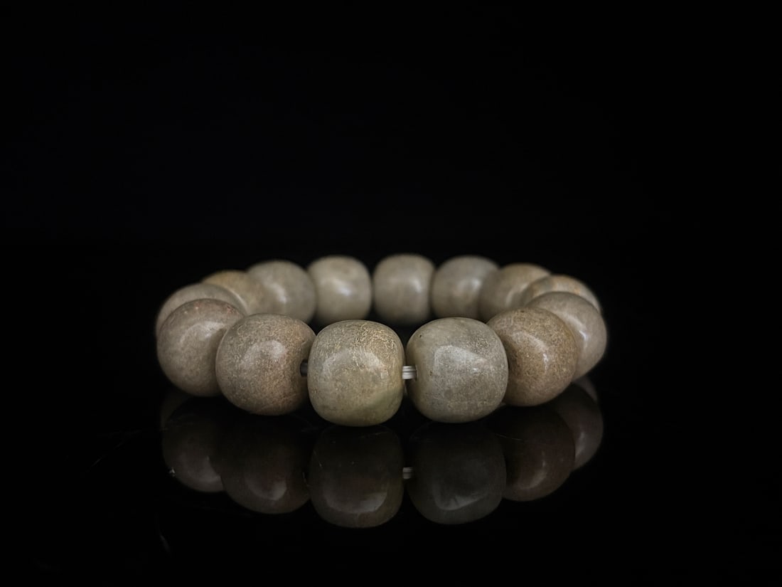 An Exquisite White Jade Bracelets: An Exquisite White Jade Bracelets Han Dynasty, China Size:0.7inx0.6in Weight:144g白玉手串 中国汉代 Size:1.8cmx1.5cm Weight:144g