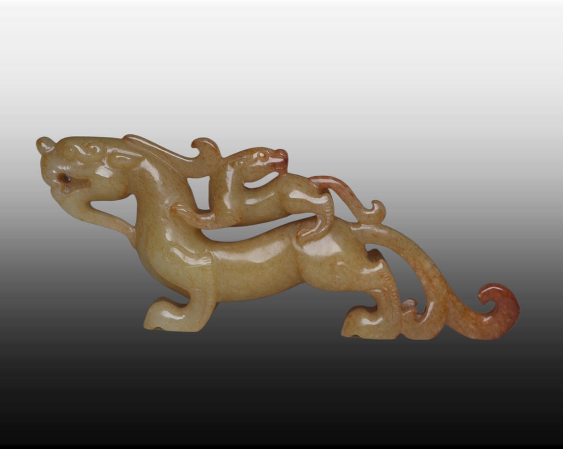 A Exquisite Hotan Jade Dragon: A Exquisite Hotan Jade Dragon,Han Dynasty, China,Size:5.1inx2inx0.6in,Weight:106g 和田玉龙,中国汉代