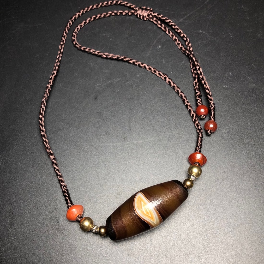 A Exquisite Agate Dzi bead Necklace: A Exquisite Agate Dzi bead Necklace,Qing Dynasty, China,Size:1.9inx0.8in,Weight:40.5g 玛瑙天珠项链,中国清代