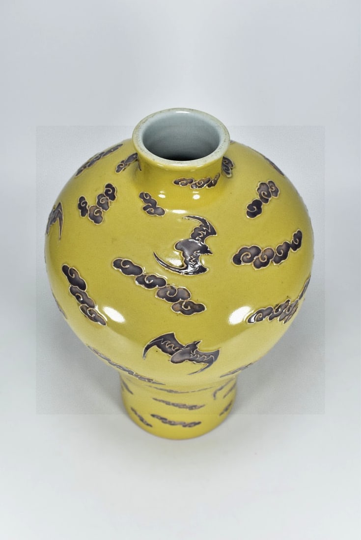 A Exquisite Yellow Glazed Bat Pattern Vase - 3