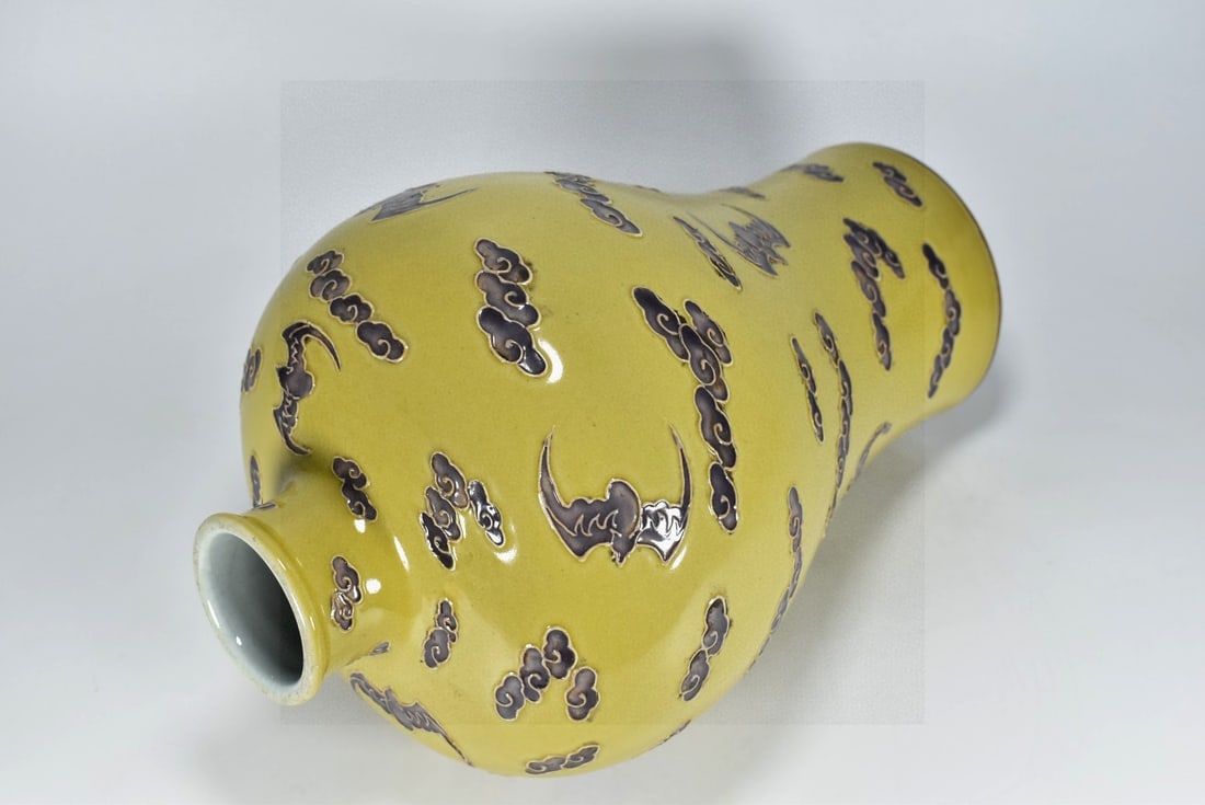 A Exquisite Yellow Glazed Bat Pattern Vase - 5