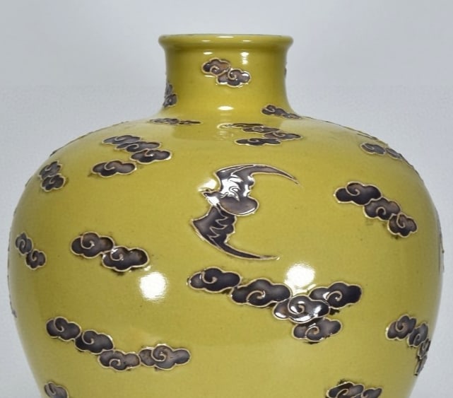 A Exquisite Yellow Glazed Bat Pattern Vase - 6