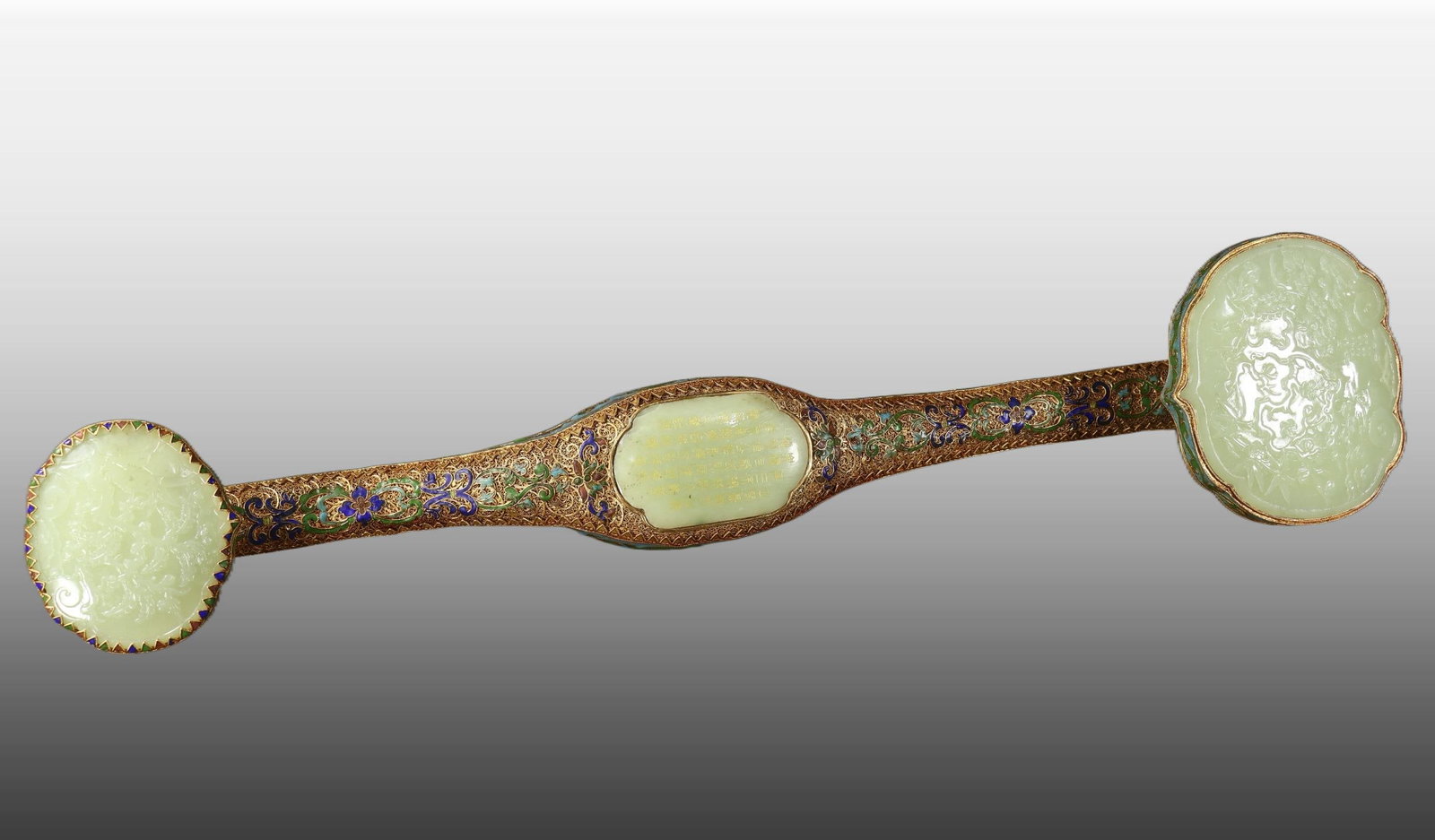 A Exquisite Hotan Jade Cover with Gold Ruyi: A Exquisite Hotan Jade Cover with Gold Ruyi,Qing Dynasty, China,Qianlong Four-character Mark,Size:4.3inx26.4inx5.9in,Weight:3500g 和田玉包金如意,中Þ