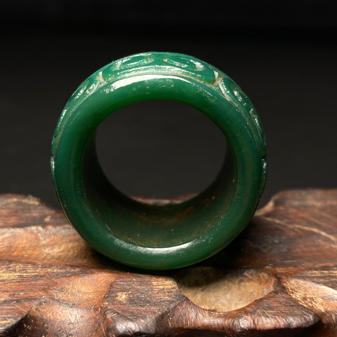 A Exquisite Green Agate Ruyi Pattern Thumb Ring: A Exquisite Green Agate Ruyi Pattern Thumb Ring,Qing Dynasty, China,Size:0.9in(InnerDiameter)x0.7in(Width) 绿玛瑙如意纹扳指,中国清