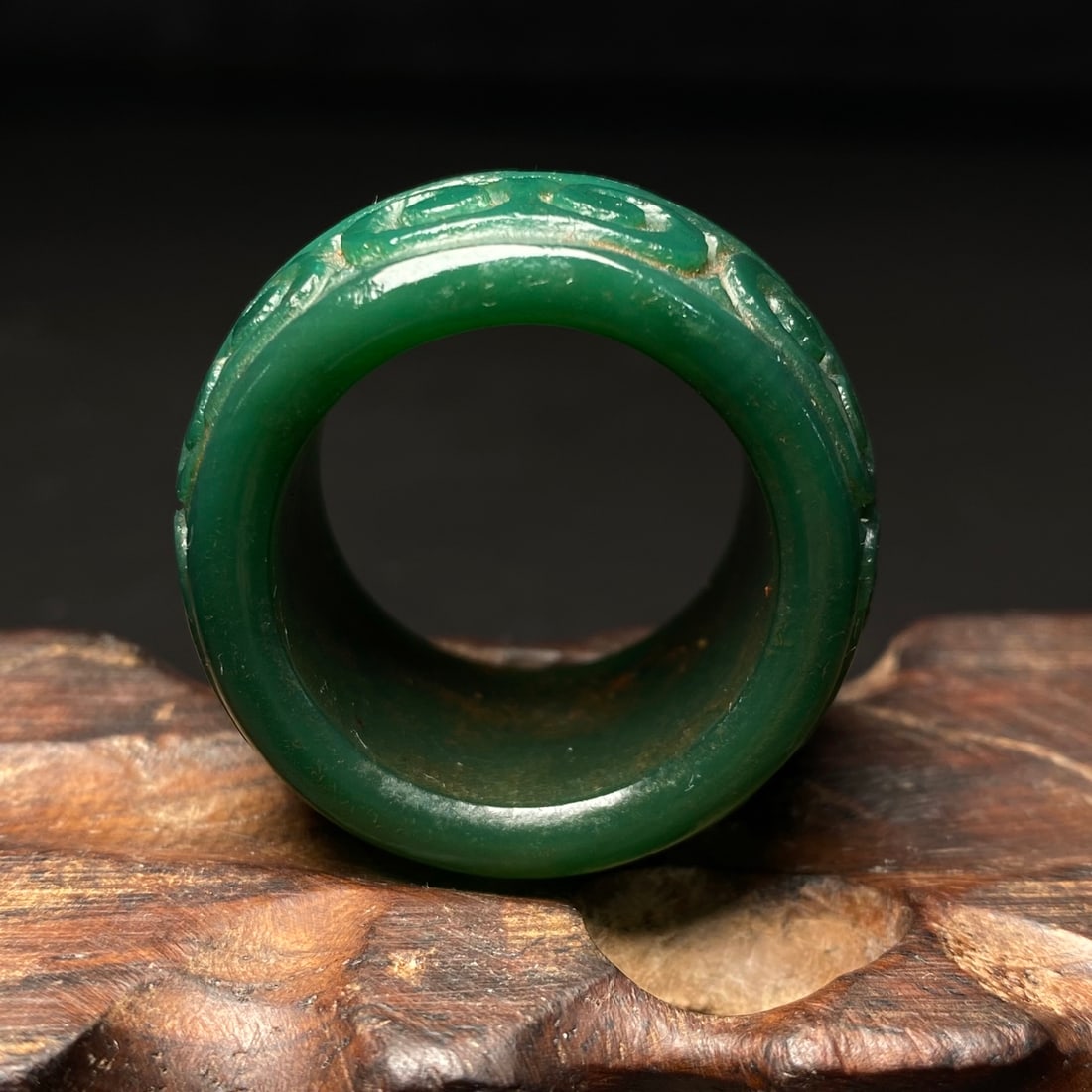 A Exquisite Green Agate Ruyi Pattern Thumb Ring - 2