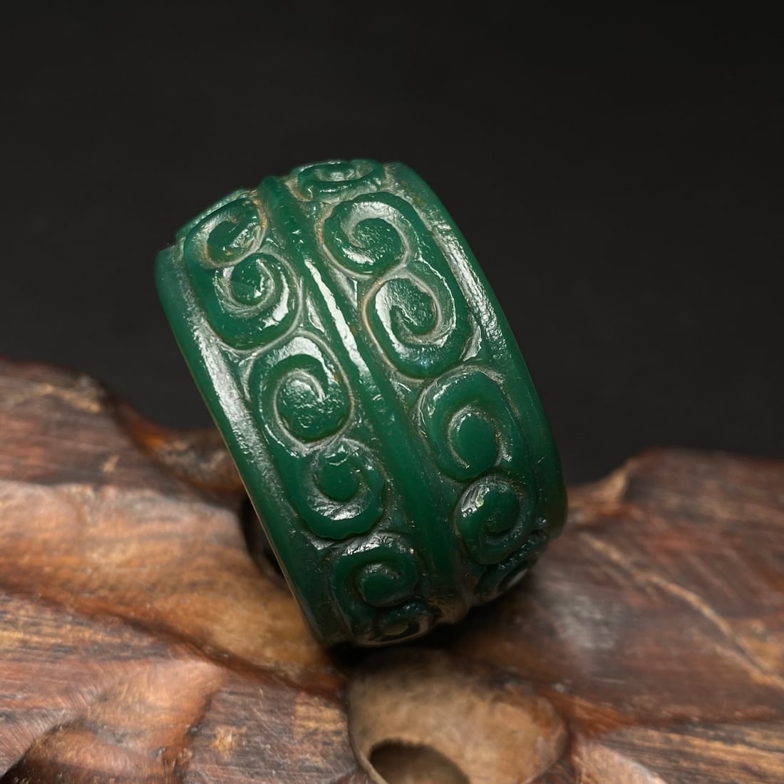 A Exquisite Green Agate Ruyi Pattern Thumb Ring - 3