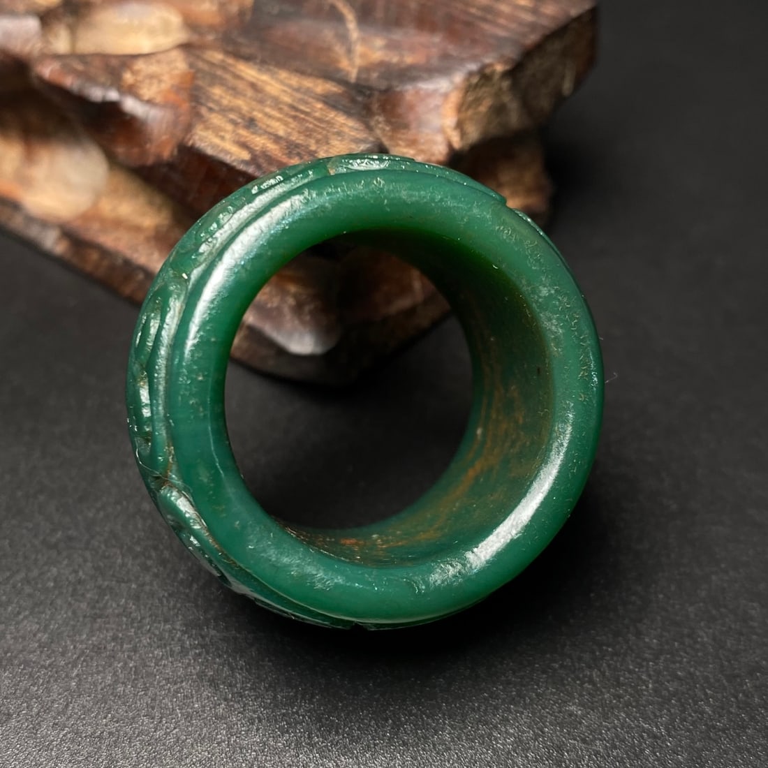 A Exquisite Green Agate Ruyi Pattern Thumb Ring - 4
