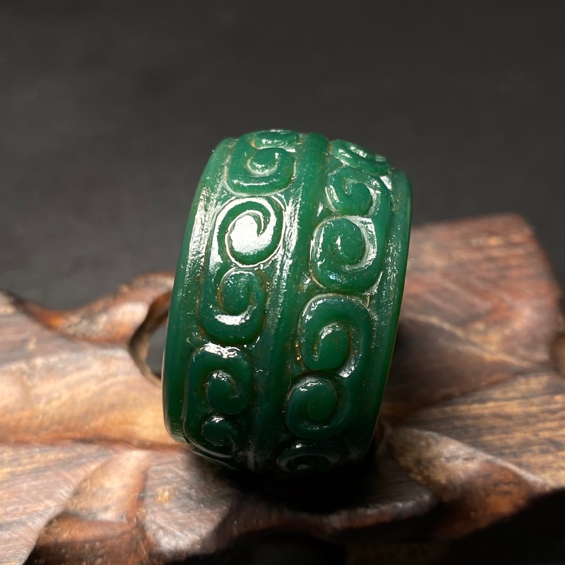 A Exquisite Green Agate Ruyi Pattern Thumb Ring - 5