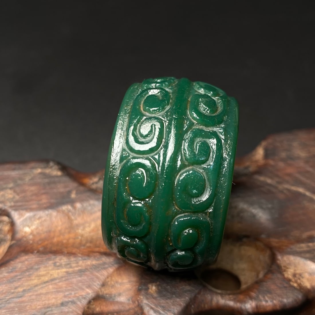 A Exquisite Green Agate Ruyi Pattern Thumb Ring - 6