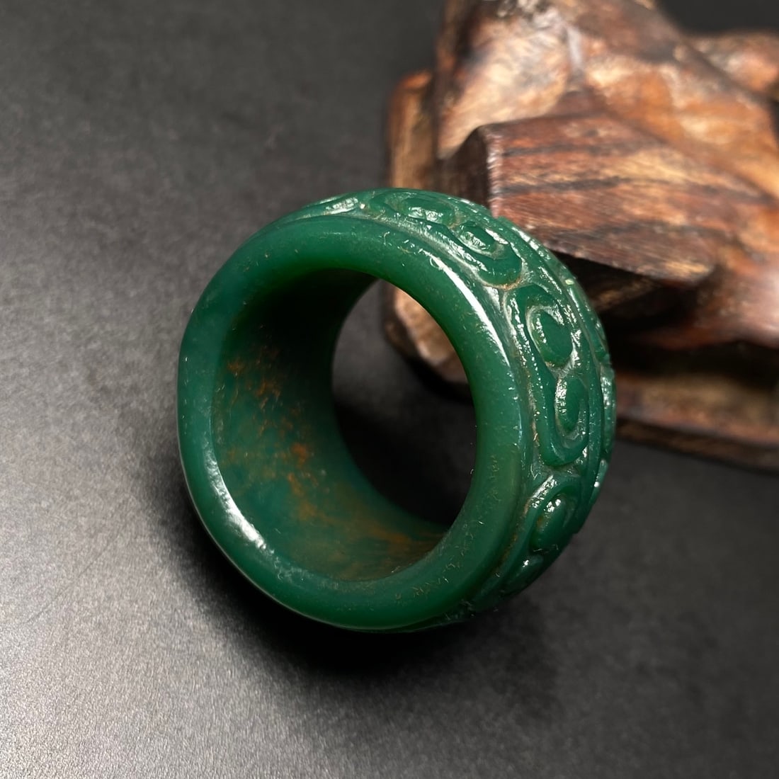 A Exquisite Green Agate Ruyi Pattern Thumb Ring - 7