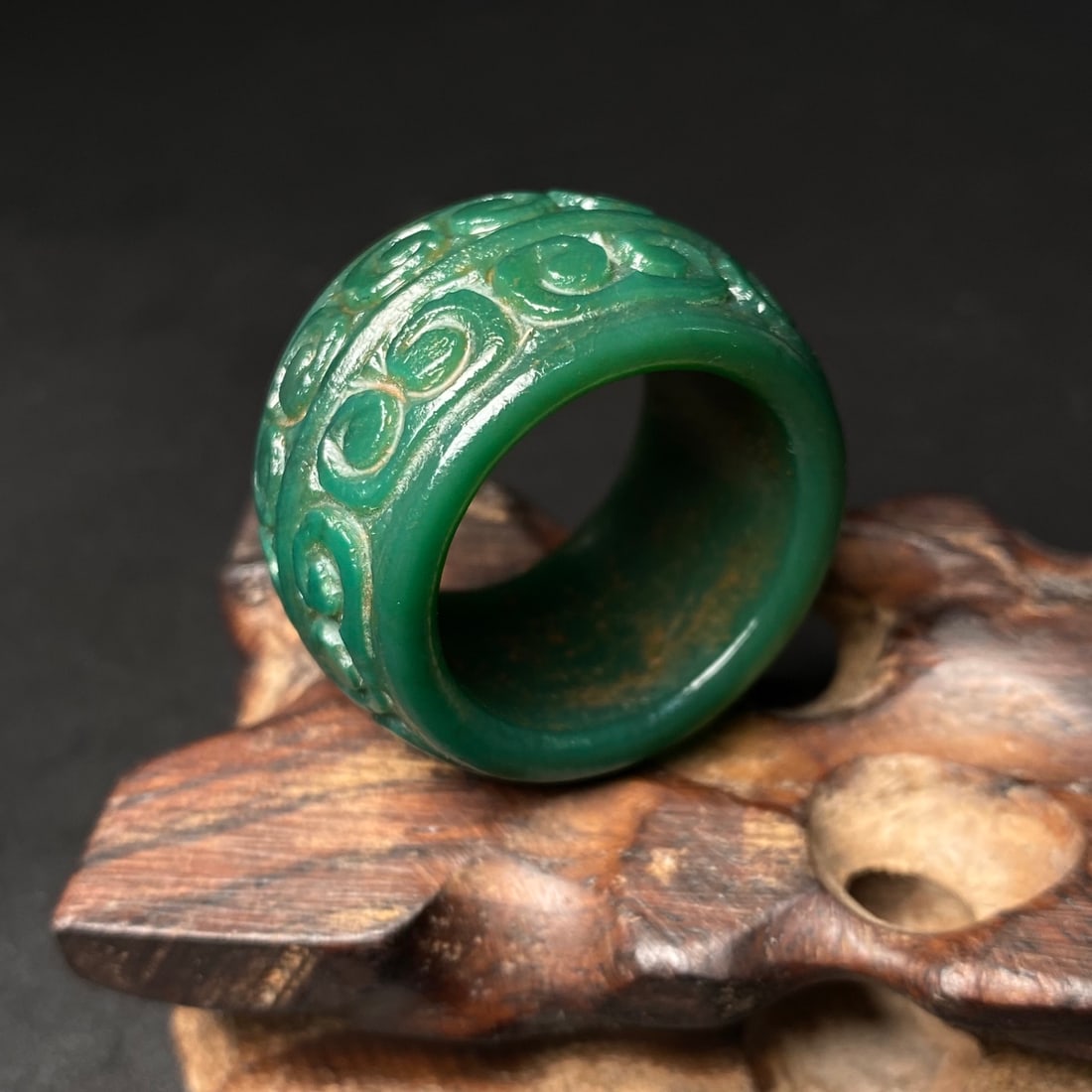 A Exquisite Green Agate Ruyi Pattern Thumb Ring - 8