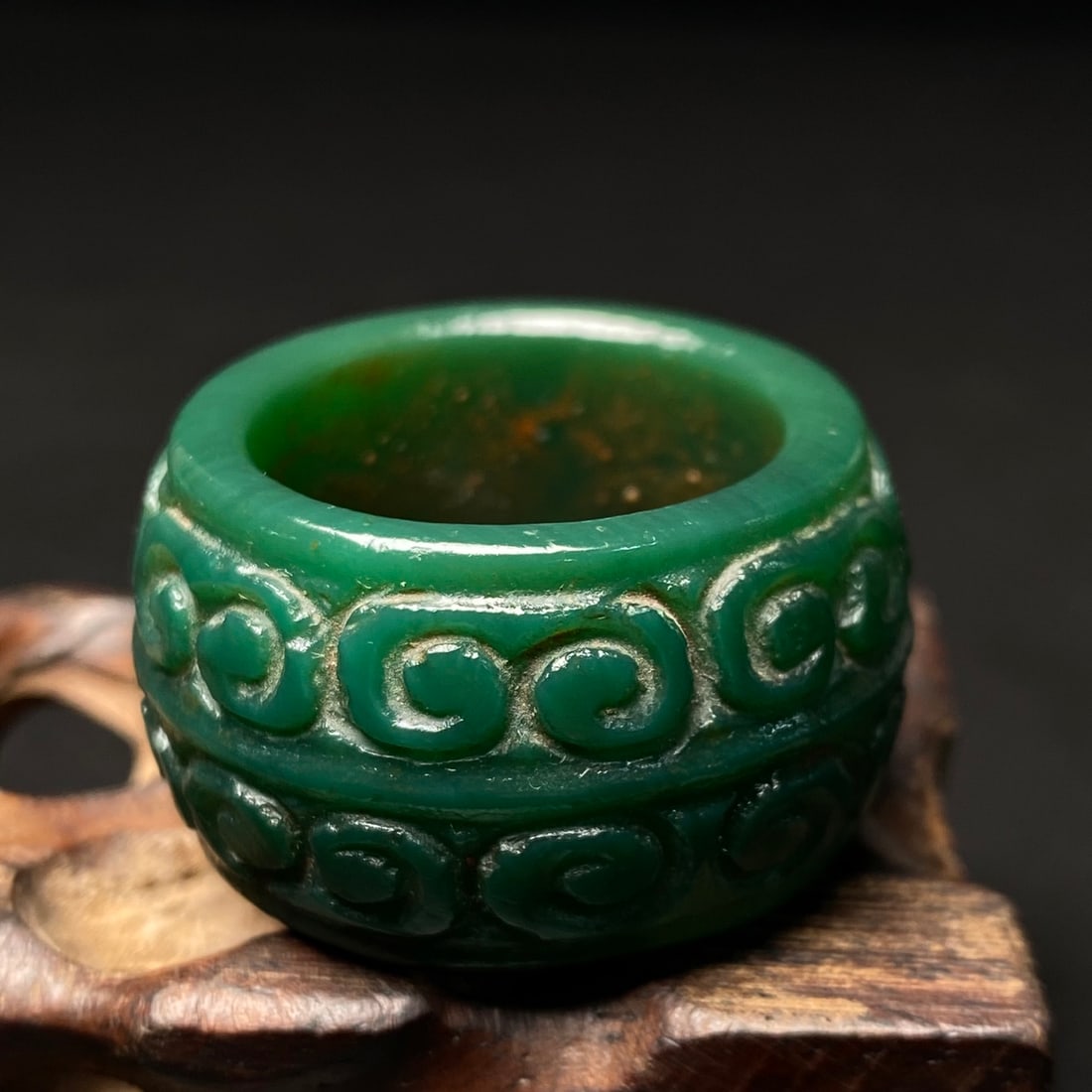 A Exquisite Green Agate Ruyi Pattern Thumb Ring - 9