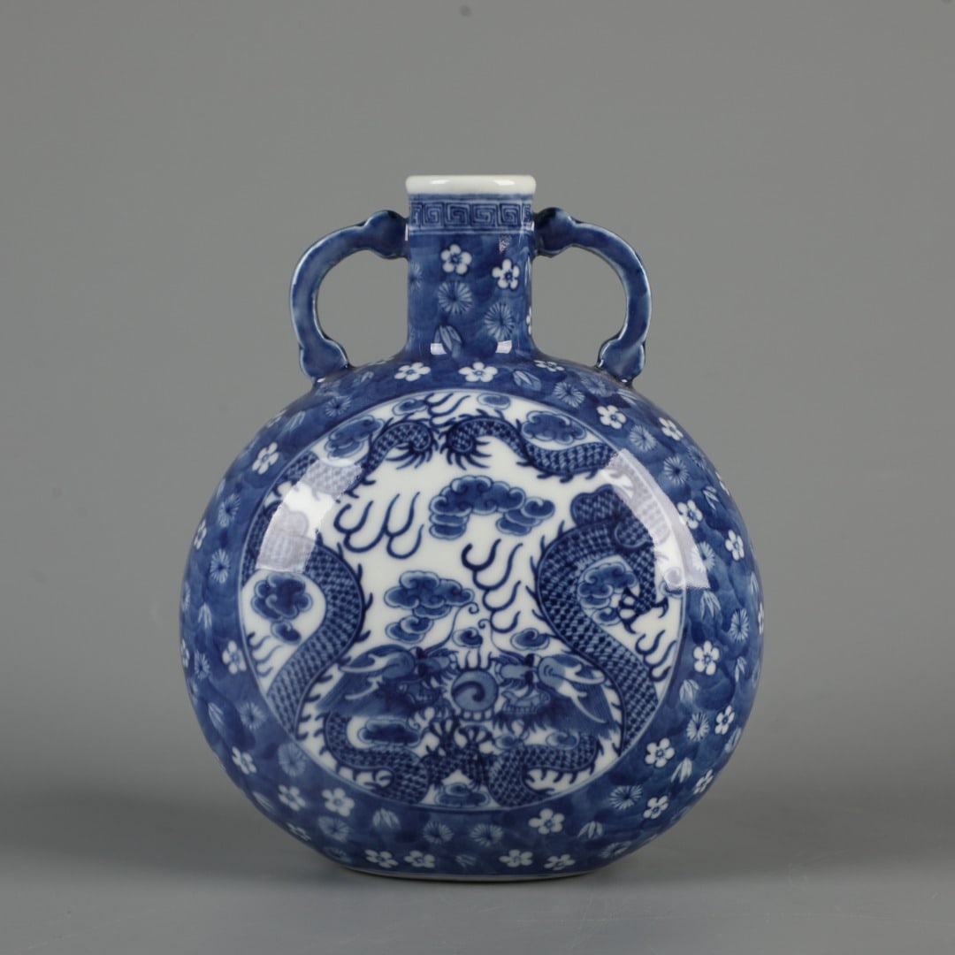 A Exquisite Blue and White Dragon Pattern Vase: A Exquisite Blue and White Dragon Pattern Vase,Qing Dynasty, China,Qianlong Four-character Mark,Size:7.3inx5.7in 青花龙纹瓶,中国清代,乾Ɓ