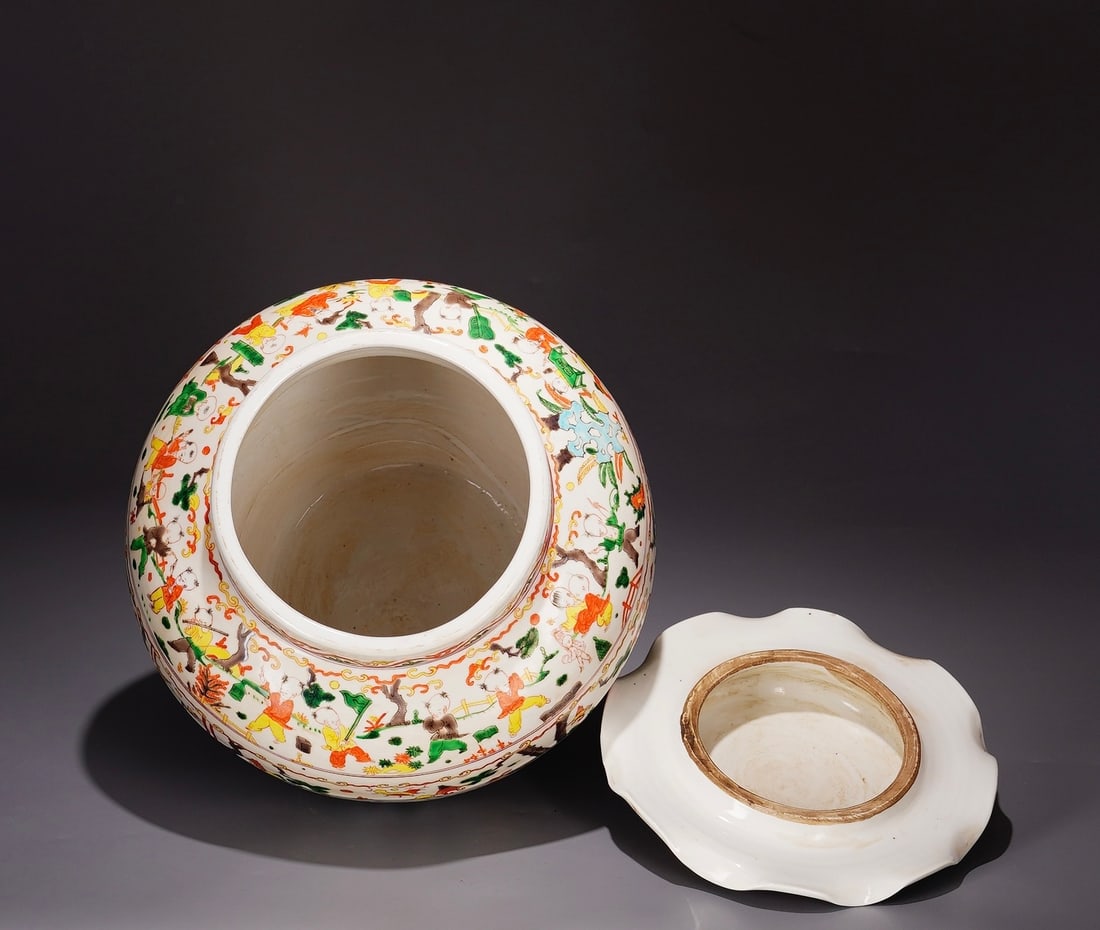 A Exquisite Wucai Figures Pattern Jar - 7