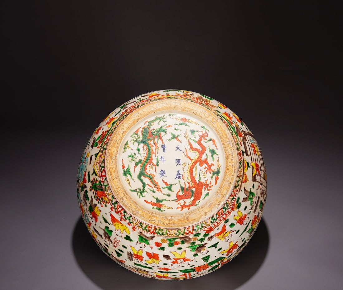 A Exquisite Wucai Figures Pattern Jar - 8