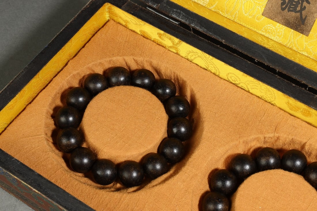 A Exquisite Eaglewood Bracelets - 2