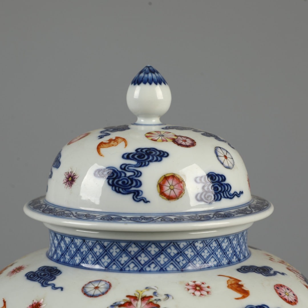 A Exquisite Blue and White Auspicious Cloud Pattern Jar - 2