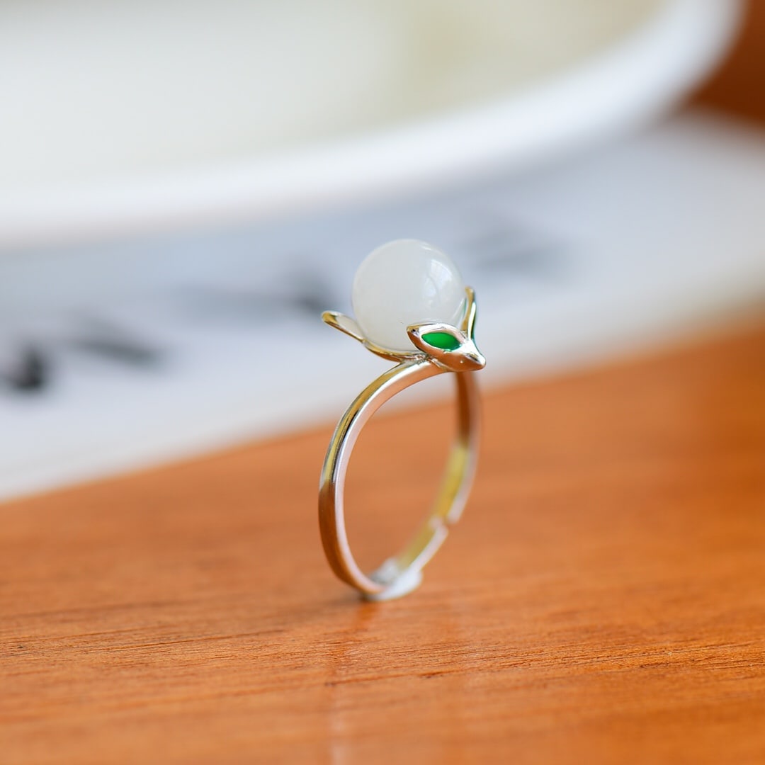 A Exquisite Silver Inlaid Hotan Jade Fox-shaped Ring: A Exquisite Silver Inlaid Hotan Jade Fox-shaped Ring,Size:0.3inx0.3in 银镶和田玉狐狸戒指