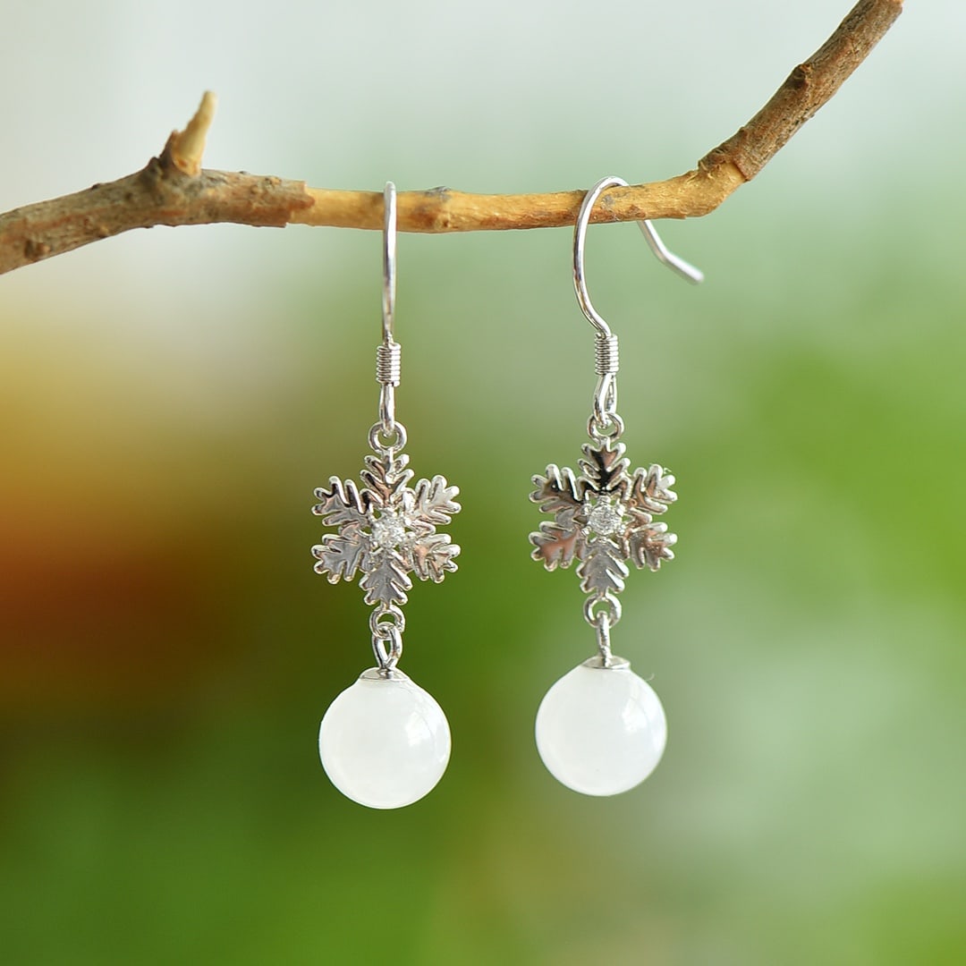 A pair of Exquisite Silver Inlaid Hotan Jade Snowflake-shaped Earring: A pair of Exquisite Silver Inlaid Hotan Jade Snowflake-shaped Earring,Size:0.3inx0.3in 一对银镶和田玉雪花耳环