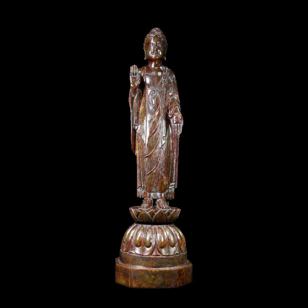 A Exquisite Hotan Jade Buddha statue: A Exquisite Hotan Jade Buddha statue,Qing Dynasty, China,Size:27.6inx8.3in,Weight:20000g 和田玉佛像,中国清代