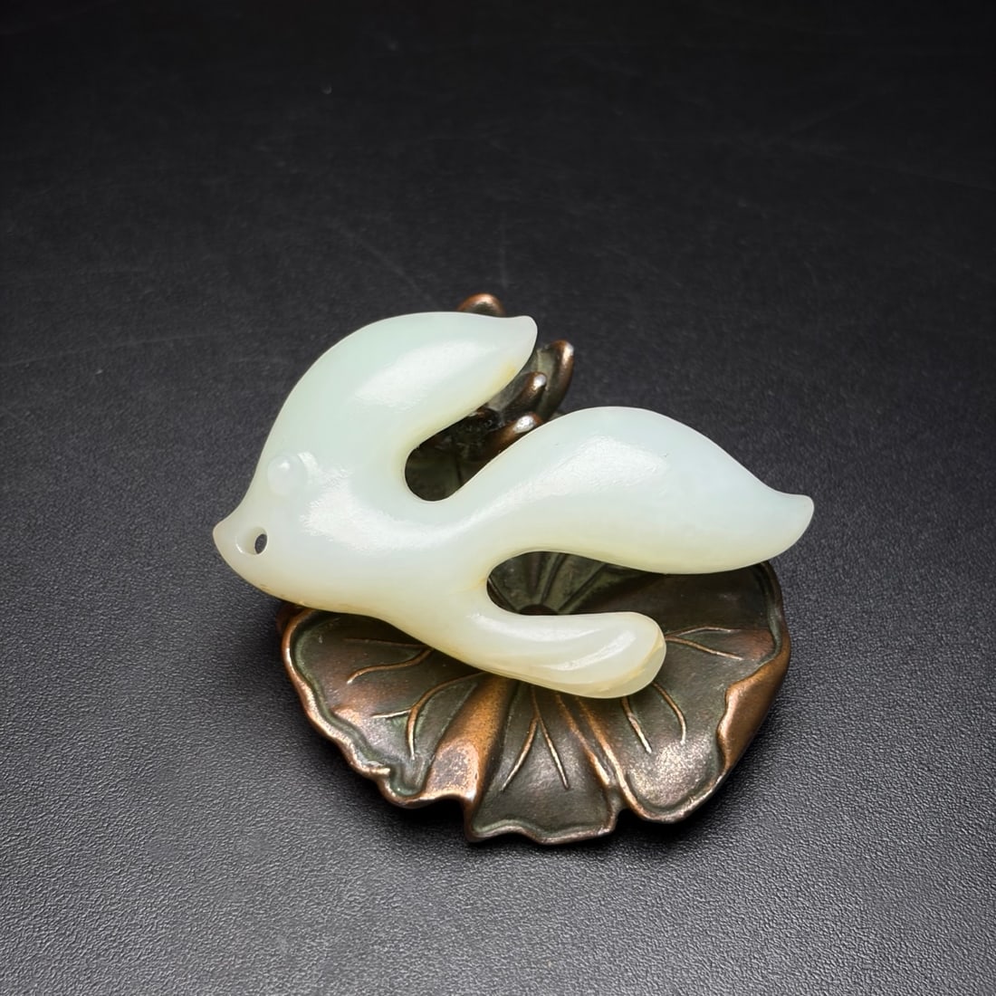 A Exquisite Hotan Jade Fish Pendant: A Exquisite Hotan Jade Fish Pendant,Qing Dynasty, China,Size:2.1inx1.3inx0.5in,Weight:27g 和田玉鱼形吊坠,中国清代