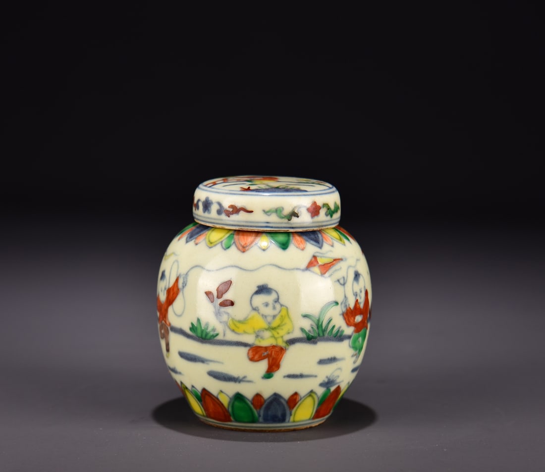 A Exquisite Doucai Figures Pattern Jar: A Exquisite Doucai Figures Pattern Jar,Ming Dynasty, China,With Mark,Size:3.9inx3.9in 斗彩人物纹罐