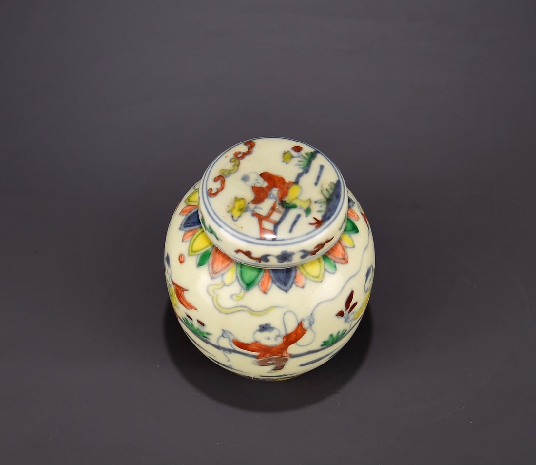 A Exquisite Doucai Figures Pattern Jar - 7