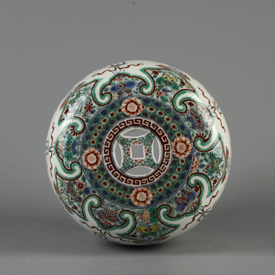 A Exquisite Wucai Figures Pattern Seat - 7