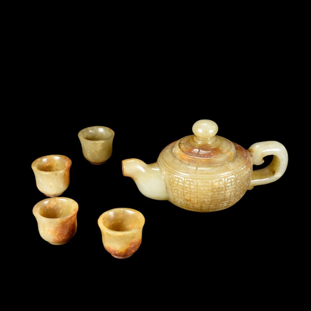 A Set of Exquisite Hotan Jade Teapot: A Set of Exquisite Hotan Jade Teapot,Han Dynasty, China,Size:5.2inx2.3inx3in,Weight:297.5g 一套和田玉壶,中国汉代