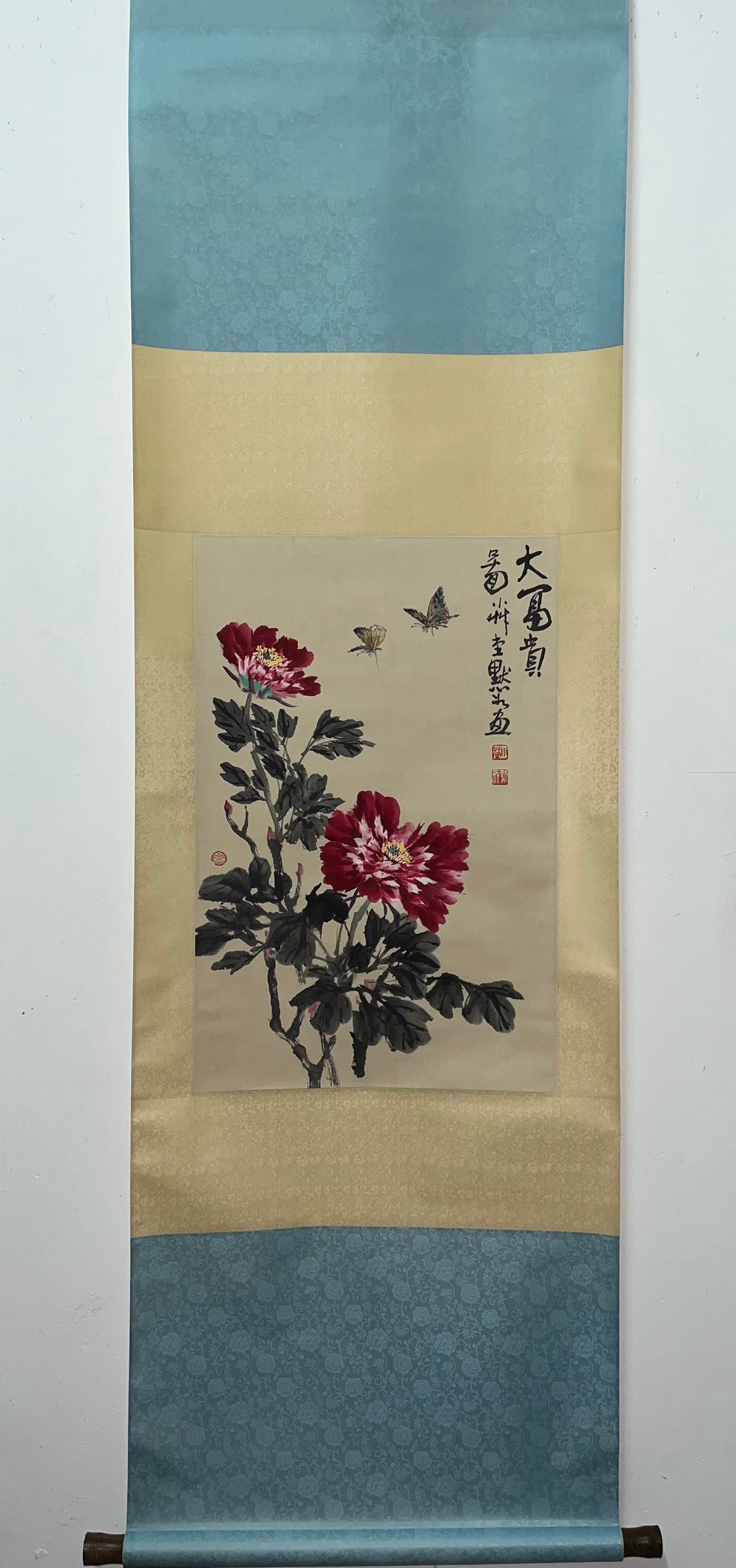 A Chinese Vertical Scroll Ink Painting of Flower on Paper: A Chinese Vertical Scroll Ink Painting of Flower on Paper,Modern Time of China,Jin Moru,without frame size:27.2inx17.7in 一幅中国水墨纸本花卉