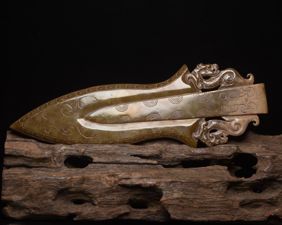 A Exquisite Hotan Jade Weapon: A Exquisite Hotan Jade Weapon,Han Dynasty, China,Size:7.2inx2.4inx0.3in,Weight:123g 和田玉兵器,中国汉代