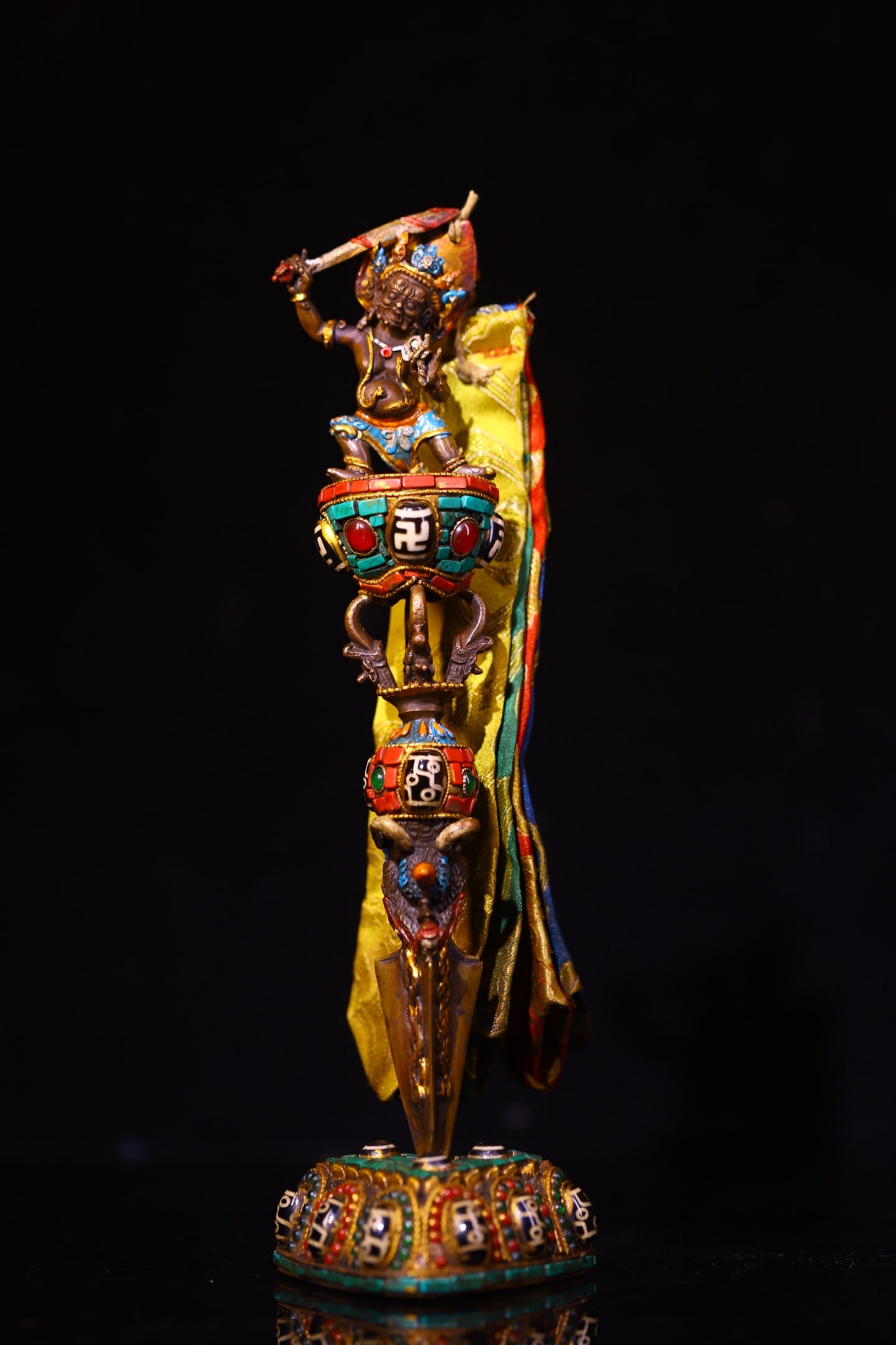 A Exquisite Purple Copper Inlaid Gems Dzi bead Dharma Instrument: A Exquisite Purple Copper Inlaid Gems Dzi bead Dharma Instrument,Qing Dynasty, China,Size:9.8inx2.8in,Weight:650g 紫铜镶嵌宝石天珠法器,È